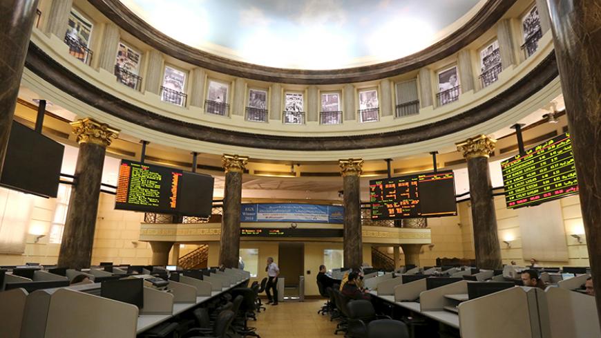Traders work at the Egyptian stock exchange in Cairo, Egypt, December 3, 2015.  REUTERS/Mohamed Abd El Ghany - RTX1X09Z