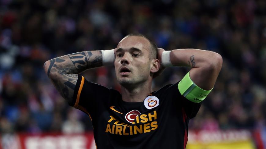 Football Soccer Atletico Madrid v Galatasaray - UEFA Champions League Group Stage - Group C - Vicente Calderon, Madrid, Spain - 25/11/15  Galatasaray's Wesley Sneijder looks dejected.  REUTERS/Juan Medina - RTX1VUGN