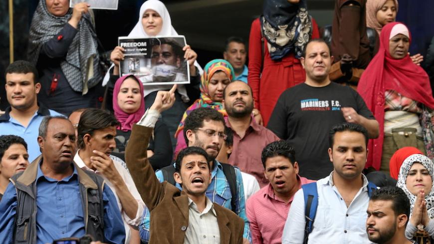 Journalists and activists protest against the restriction of press freedom and to demand the release of detained journalists, in front of the Press Syndicate in Cairo, Egypt April 26, 2016. REUTERS/Mohamed Abd El Ghany - RTX2BR9D