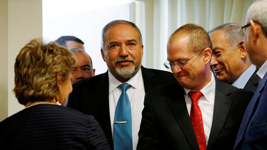 Avigdor Lieberman, head of far-right Yisrael Beitenu party, (C) and Israeli Prime Minister Benjamin Netanyahu (2nd R) arrive to sign a coalition deal to broaden the government's parliamentary majority, at the Knesset, the Israeli parliament in Jerusalem May 25, 2016. REUTERS/Ammar Awad - RTSFTGZ