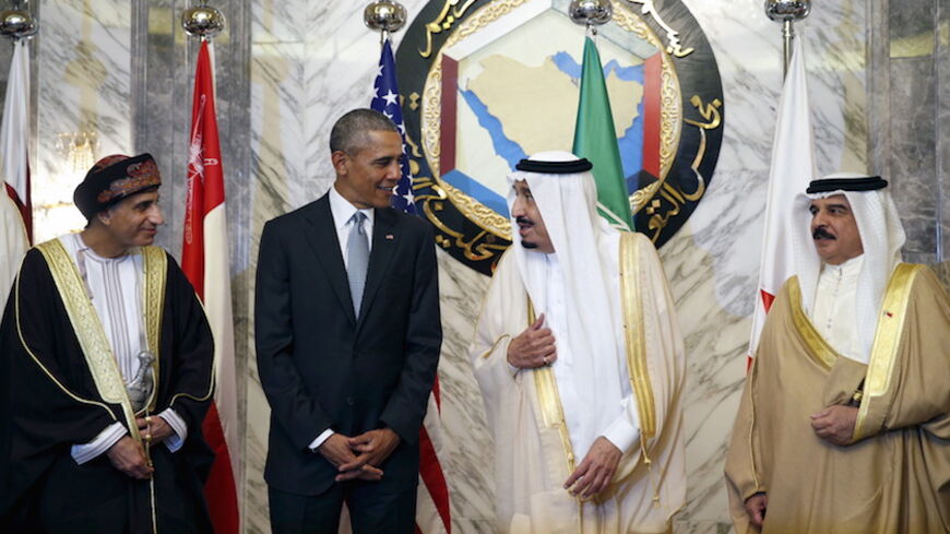U.S. President Barack Obama speaks with Oman's Deputy Prime Minister Sayyid Fahd bin Mahmoud al Said (L), Saudi Arabia's King Salman (2nd R) and Bahrain's King Hamad bin Isa al-Khalifa (R) during the summit of the Gulf Cooperation Council (GCC) in Riyadh, Saudi Arabia, April 21, 2016. REUTERS/Kevin Lamarque      TPX IMAGES OF THE DAY      - RTX2AYPD