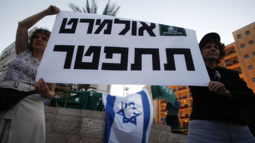 Israelis hold up a placard that reads in Hebrew "Olmert resign" during a protest near the official residence of Prime Minister Ehud Olmert in Jerusalem May 28, 2008. Olmert's main coalition partner demanded on Wednesday the Israeli prime minister leave office over corruption allegations.   REUTERS/Baz Ratner (JERUSALEM) - RTX69FX