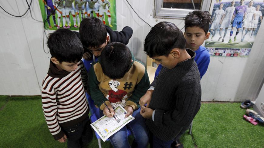 Iraqi children orphans draw at The Iraqi Safe House for Creativity in Baghdad, November 20, 2015. Picture taken November 20  2015. REUTERS/Ahmed Saad  - RTX1WUND