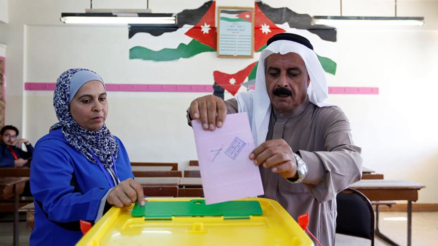 A Jordanian man casts his ballot at a polling station for parliamentary elections in Amman, Jordan September 20, 2016. REUTERS/Muhammad Hamed   - RTSOL81