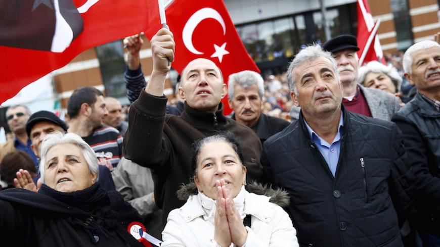 Supporters of Turkey's main opposition Republican People's Party (CHP) leader Kemal Kilicdaroglu react during an election rally for Turkey's November 1 parliamentary elections in Ankara, Turkey, October 29, 2015. REUTERS/Umit Bektas  - RTX1TTUN