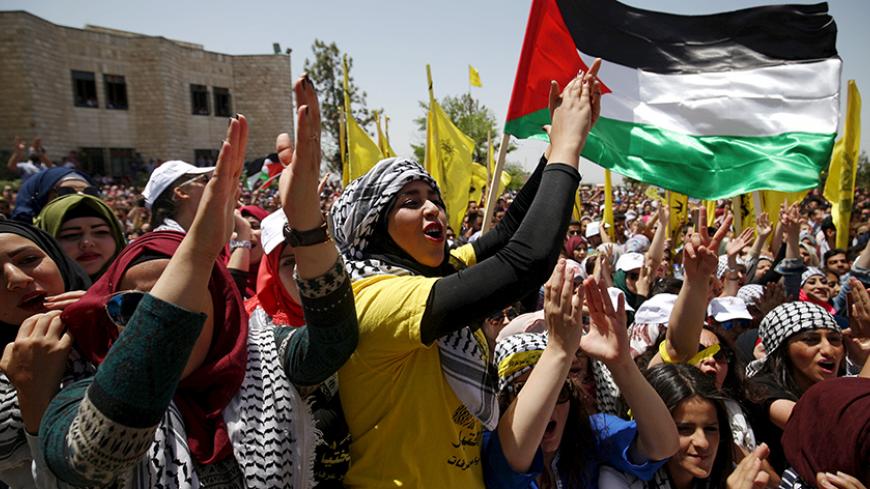 Palestinian students supporting Fatah movement take part in a rally during an election campaign for the student council at the Birzeit University in the West Bank city of Ramallah April 26, 2016. REUTERS/Mohamad Torokman  - RTX2BOUJ