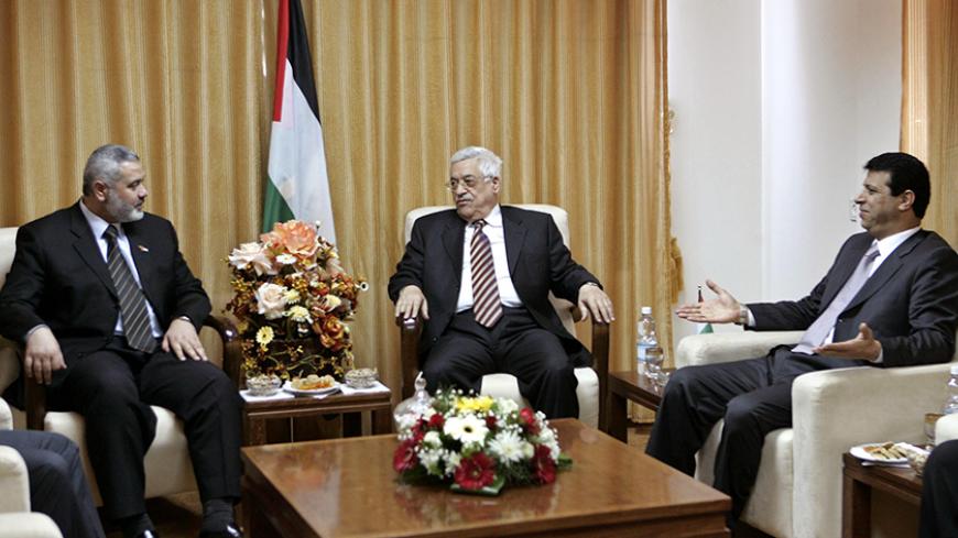 Palestinian President Mahmoud Abbas (C) and Palestinian security adviser Mohammad Dahlan (R) attend a meeting with Prime Minister Ismail Haniyeh in Gaza April 5, 2007. REUTERS/Mohammed Salem (GAZA) - RTR1OBRZ