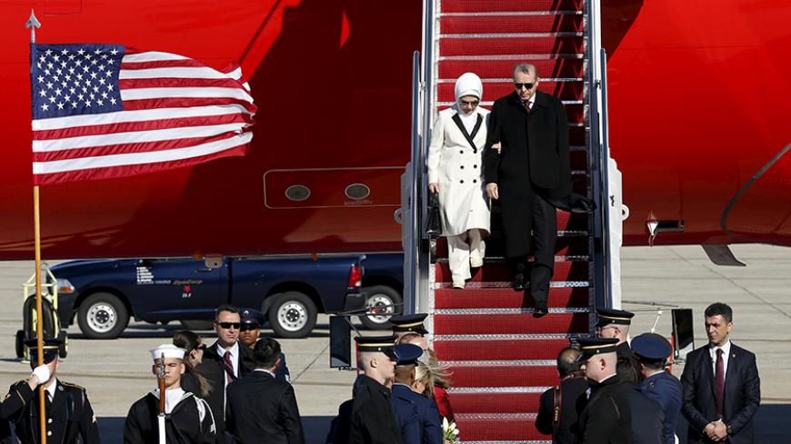 Turkish President Tayyip Erdogan with his wife Emine arrives at Joint Base Andrews outside Washington March 29, 2016 for the Nuclear Security Summit. REUTERS/Yuri Gripas - RTSCR2H