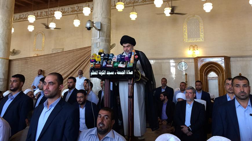 Iraqi Shi'ite radical leader Muqtada al-Sadr delivers a sermon to worshippers during Friday prayers at the Kufa mosque near Najaf, Iraq September 23, 2016.  REUTERS/Alaa Al-Marjani - RTSP3DV