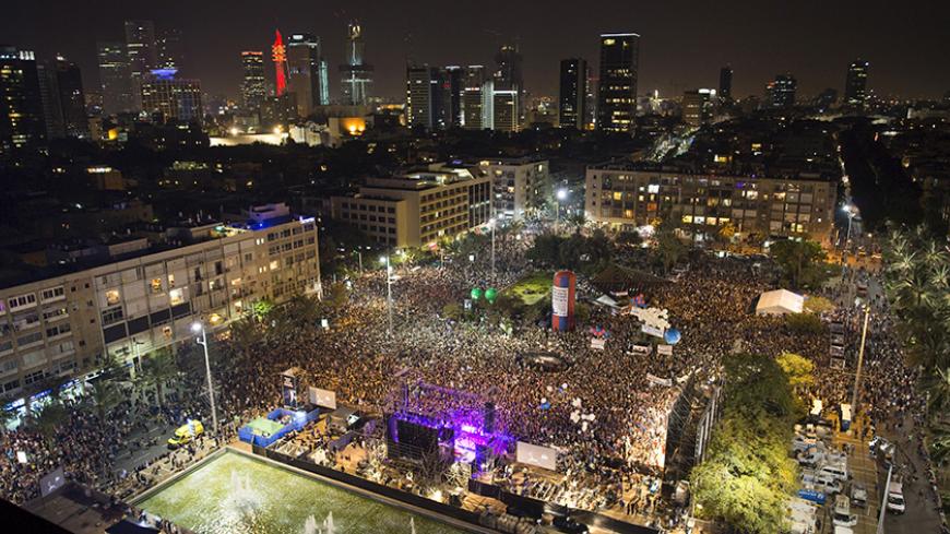 A general view shows Rabin square during a rally commemorating the 20th anniversary of the assassination of late prime minister Yitzhak Rabin in Tel Aviv, Israel, October 31, 2015. Tens of thousands of Israelis attended the rally in Tel Aviv. REUTERS/Amir Cohen - RTX1U63N