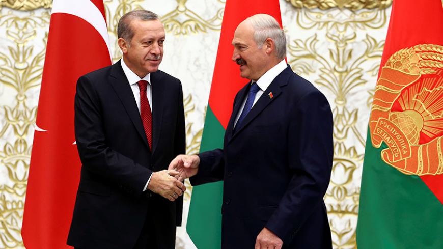 Belarussian President Alexander Lukashenko welcomes Turkish President Tayyip Erdogan during their meeting at the Palace of Independence in Minsk, Belarus, November 11, 2016. REUTERS/Vasily Fedosenko - RTX2T5HA