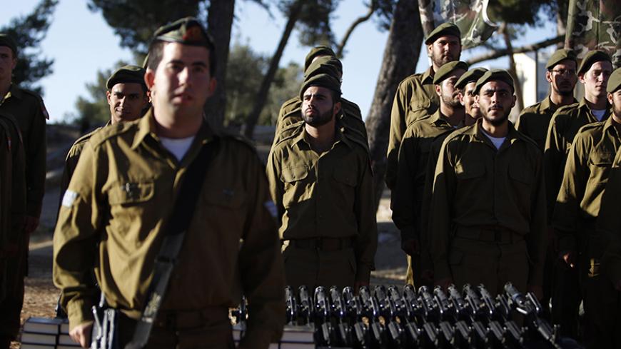 Israeli soldiers of the Ultra-Orthodox brigade take part in a swearing-in ceremony in Jerusalem May 26, 2013, after they have completed their basic training in the Israel Defense Forces.  REUTERS/Ammar Awad (JERUSALEM - Tags: MILITARY RELIGION) - RTX1021M