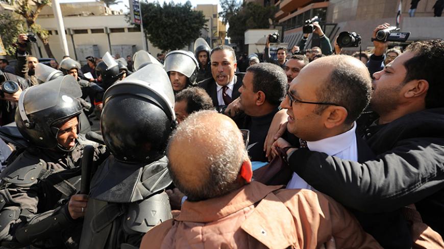 Security forces attempt to block Egyptian lawyer and ex-Presidential candidate Khaled Ali (C-R), who is marching in support of a ruling against the Egypt-Saudi border demarcation agreement, in front of the State Council courthouse in Cairo, Egypt, January 16, 2017. REUTERS/Mohamed Abd El Ghany - RTSVPRW