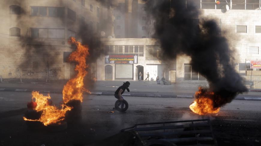 Palestinians clash with  Israeli border police during clashes at a checkpoint between Shuafat refugee camp and Jerusalem October 9, 2015. In the past 10 days, four Israelis have been shot or stabbed to death in Jerusalem and the occupied West Bank, and at least a dozen have been wounded by Palestinians wielding knives or screwdrivers in stabbings in Tel Aviv and other Israeli cities. Several Palestinians have also been killed, and scores wounded in clashes with Israeli security forces during stone-throwing 
