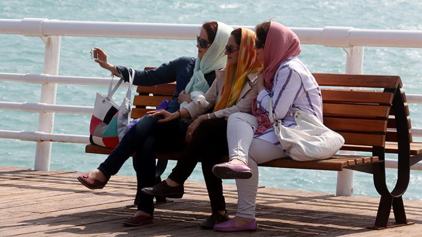 Iranian women take a selfie on the sea front in Iran's southern resort island of Kish on November 1, 2016.
Iranian investors are pouring money into Kish island in the Gulf, hoping its white sand beaches, coral reefs and more relaxed Islamic rules, could make it a major tourism destination. / AFP / ATTA KENARE        (Photo credit should read ATTA KENARE/AFP/Getty Images)