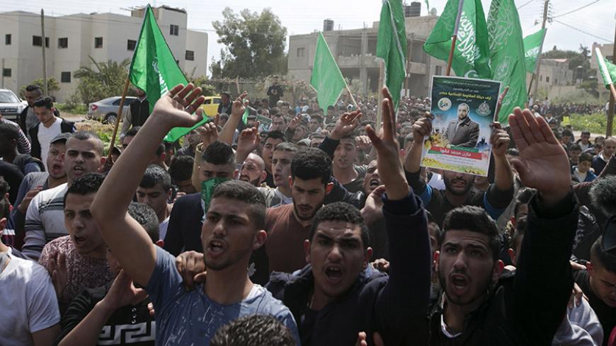 Palestinian supporters of Mazen Faqha, who was shot dead by unknown gunmen in the Gaza Strip a day earlier, march during a demonstration in the West Bank village of Tubas on March 25, 2017.
Gunmen in the Gaza Strip on March 24 shot dead a Hamas official who was freed by Israel in a 2011 prisoner swap, the interior ministry in the Palestinian enclave said. Faqha was released along with more than 1,000 other Palestinians in exchange for Gilad Shalit, an Israeli soldier Hamas had detained for five years. / AFP