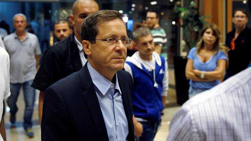 Isaac Herzog, walks inside the hospital where former Israeli President Shimon Peres has been cared for, amid media reports that his condition had deteriorated and he was close to death, since suffering a stoke on September 13, in Ramat Gan, near Tel Aviv, Israel September 27, 2016. REUTERS/Baz Ratner - RTSPPZ7