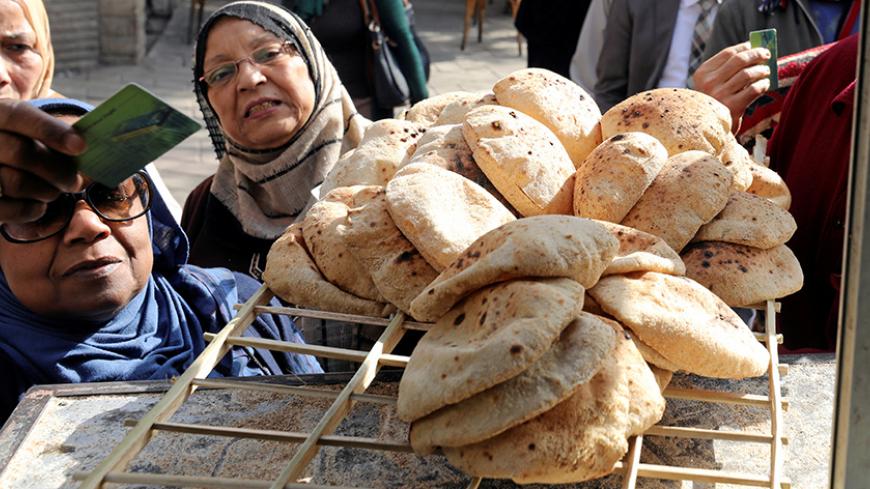 People buy bread at a bakery in Cairo, Egypt  March 9, 2017. Picture taken March 9, 2017. REUTERS/Mohamed Abd El Ghany - RTX31DOA