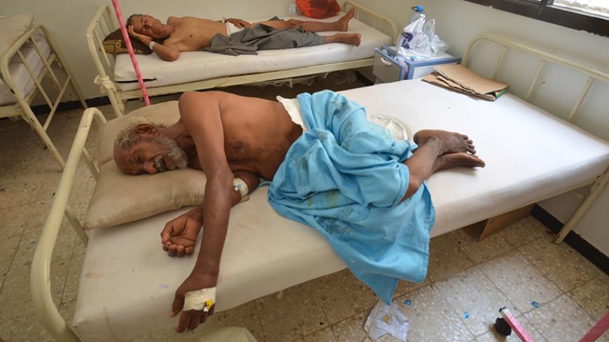 People infected with cholera lie on beds at a hospital in the Red Sea port city of Hodeidah, Yemen May 14, 2017. REUTERS/Abduljabbar Zeyad - RTX35S5M