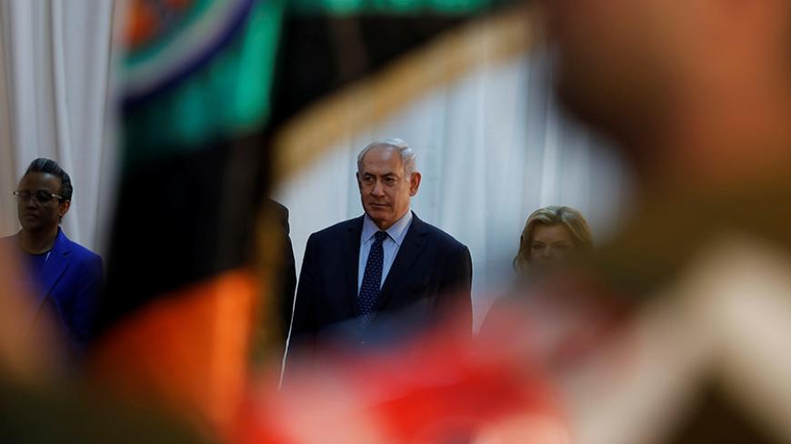 Israeli Prime Minister Benjamin Netanyahu (C) and his wife Sara are seen during a welcoming ceremony for Ethiopian Prime Minister Hailemariam Desalegn in Jerusalem June 6, 2017. REUTERS/Ronen Zvulun - RTX39AI6