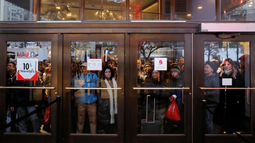 People gather at the Broadway entrance of Macy's Herald Square store ahead of early opening for the Black Friday sales in Manhattan, New York, U.S. November 23, 2017.  REUTERS/Andrew Kelly - RC1C2A925EB0