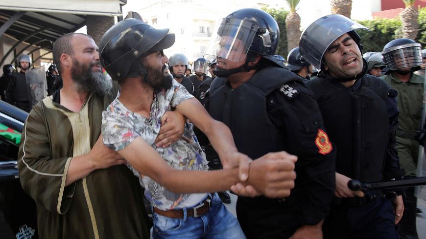 Riot police charge against protesters during a demonstration against official abuses and corruption in the town of Al-Hoceima, Morocco July 20, 2017. REUTERS/Youssef Boudlal - RC17B0A23700