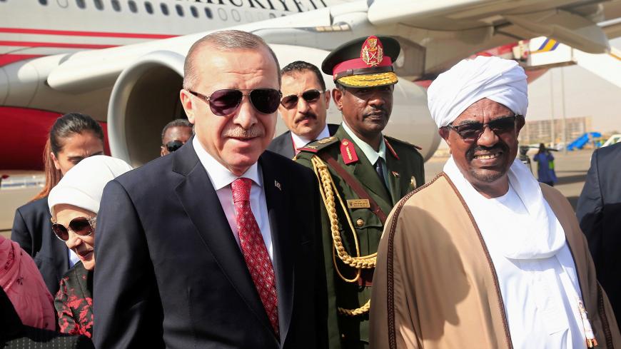 Sudanís President Omar al-Bashir welcomes Turkey's†President†Tayyip Erdogan at Khartoum Airport, Sudan December 24, 2017. REUTERS/Mohamed Nureldin Abdallah     TPX IMAGES OF THE DAY - RC1F19ED0F80