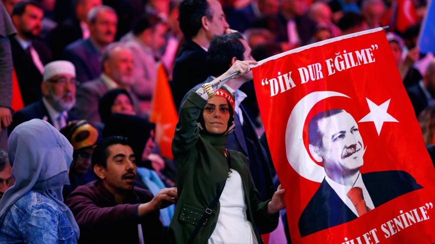 Supporters of Turkish President Tayyip Erdogan wait for his arrival for AK Party's Istanbul congress, Turkey May 6, 2018. REUTERS/Osman Orsal - RC1E14E9FFA0