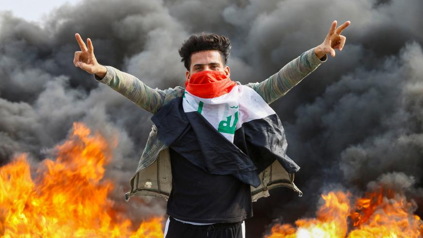 An Iraqi demonstrator gestures during the ongoing anti-government protests in Najaf, Iraq November 18, 2019. REUTERS/Alaa al-Marjani - RC2ODD9WBX48