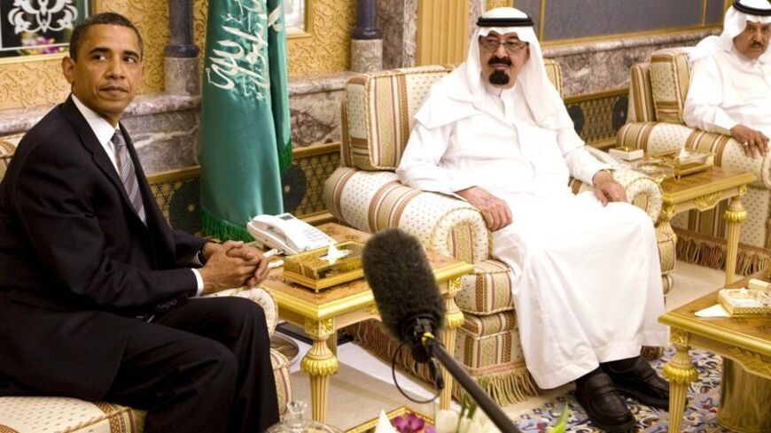 U.S. President Barack Obama (L) and Saudi Arabia's King Abdullah (C) meet during their meeting at the king's farm outside Riyadh June 3, 2009.    REUTERS/Larry Downing (SAUDI ARABIA POLITICS ROYALS) - RTR248CQ