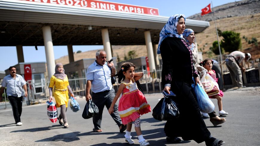 Syrian refugees enter Turkey in 2013