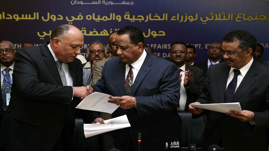 Egyptian Foreign Minister Sameh Shoukry (L) shakes the hand of Sudanese Foreign Minister Ibrahim Ghandour (C) in the presence of Ethiopian Foreign Minister Tedros Adhanom (R), after signing an agreement following another round of talks on the Grand Ethiopian Renaissance Dam project that has strained ties between Cairo and Addis Ababa, Khartoum, Sudan, Dec. 29, 2015. 