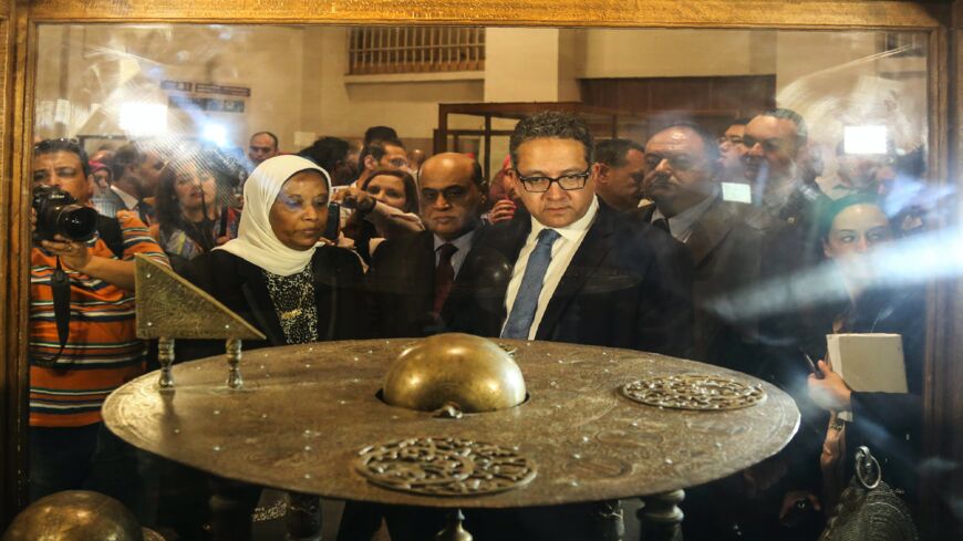 Министр древностей Гипта Халед аль-Анани присутствует на открытии выставки древних артефактов.
Древние Египетские артефакты