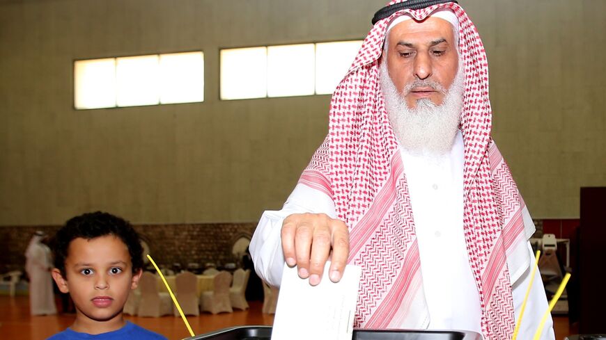Qatari man votes 2015 municipal elections