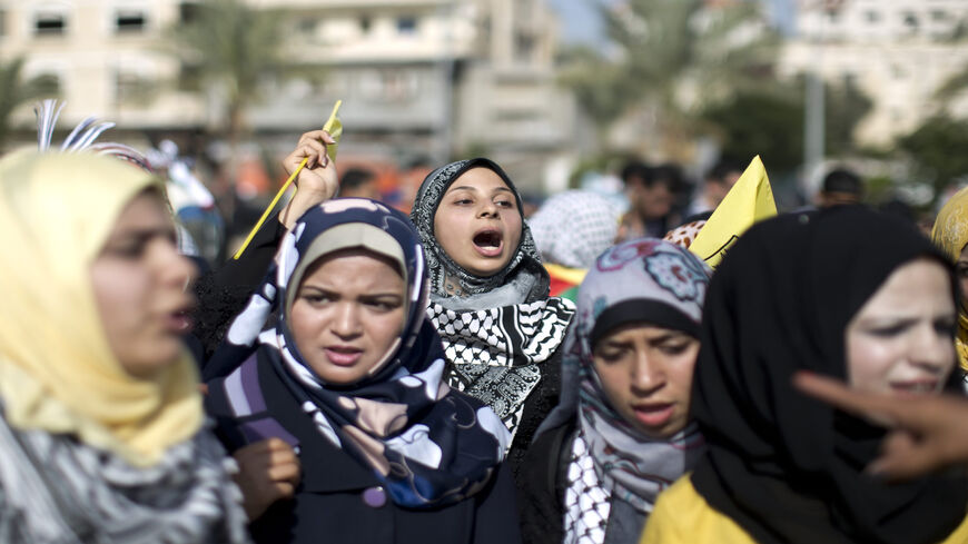 Supporters of the Palestinian Fatah movement shout slogans during a rally marking the tenth anniversary of late Palestinian leader and founder of the movement Yasser Arafat in front of Al-Azhar University, Gaza City, Gaza Strip, Nov. 11, 2014.