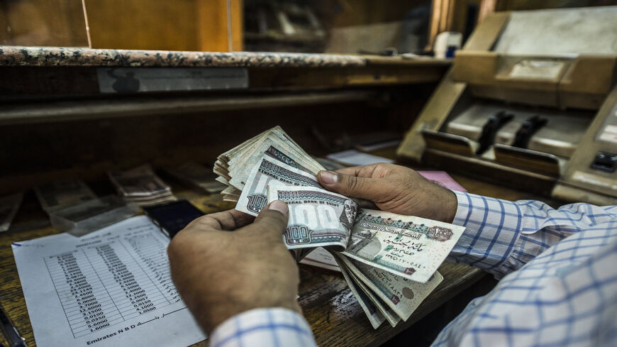 A man counts Egyptian pounds at a currency exchange shop, Cairo, Egypt, Nov. 3, 2016.