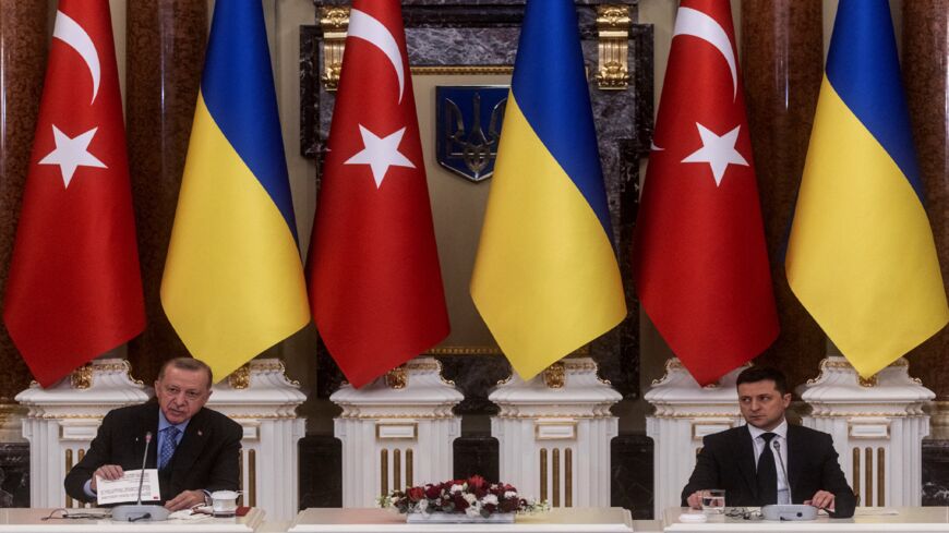 Turkish President Recep Tayyip Erdogan (L) and Ukrainian President Volodymyr Zelenskyy.
