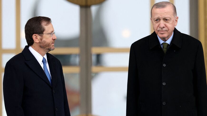 Turkish President Recep Tayyip Erdogan (r) welcomes Israel's President Isaac Herzog (L).