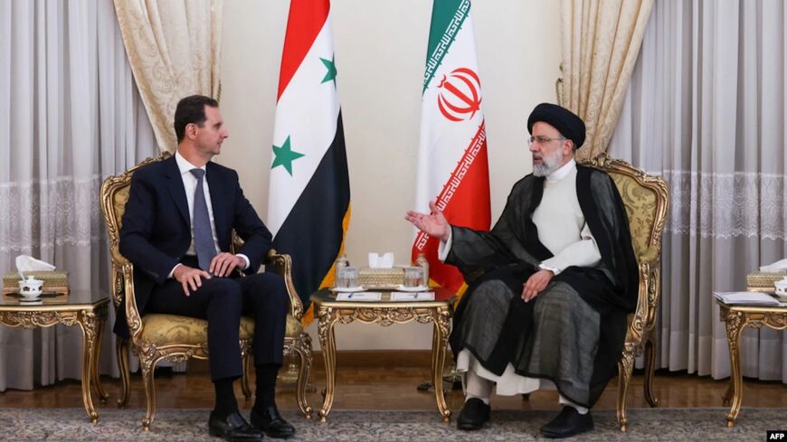 Iranian President Ebrahim Raisi (R) receiving Syrian President Bashar al-Assad.