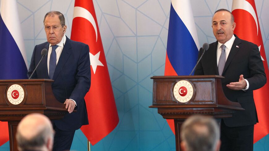 Russian Foreign Minister Sergei Lavrov (L) and Turkish Foreign Minister Mevlut Cavusoglu (R).