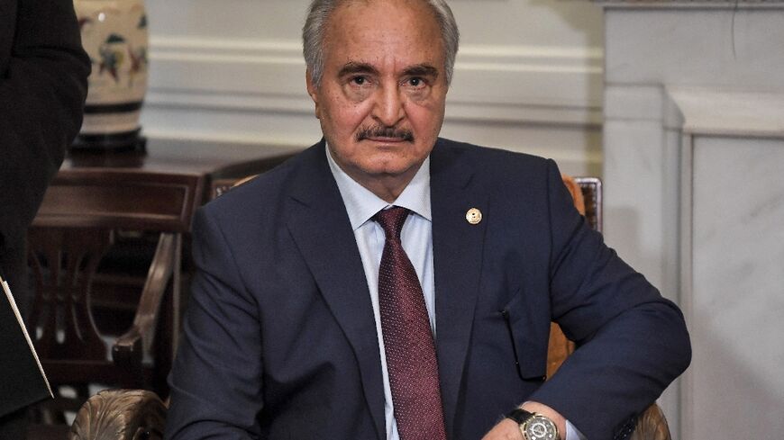 Photo prise le 17 janvier 2020 montrant le maréchal libyen Khalifa Haftar lors de discussions à Athènes avec le ministre grec des Affaires étrangères