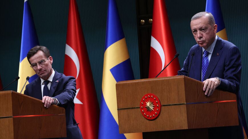 Turkish President Recep Tayyip Erdogan (R) and Swedish Prime Minister Ulf Kristersson (L).