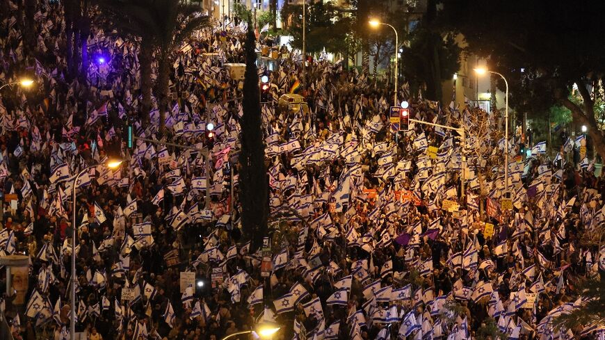 Thousands of Israelis throng central Tel Aviv for a fifth straight week in protest at the right-wing government's plans to boost the power of politicians over the courts