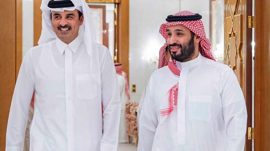 Saudi Crown Prince Mohammed bin Salman (R) receiving Qatar's Emir Sheikh Tamim bin Hamad Al-Thani in Riyadh