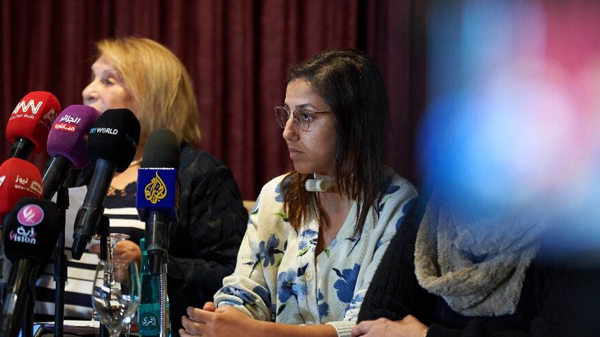 Saâda Arbane (d) pendant une conférence de presse aux côtés de son avocate algérienne, le 21 novembre 2024 à Alger 