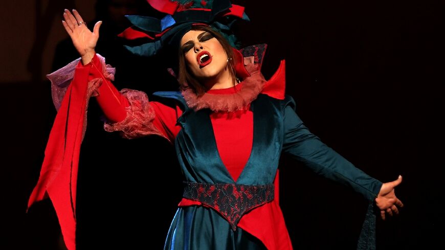 The performance of King Lear is infused with rock music and a dazzling light show