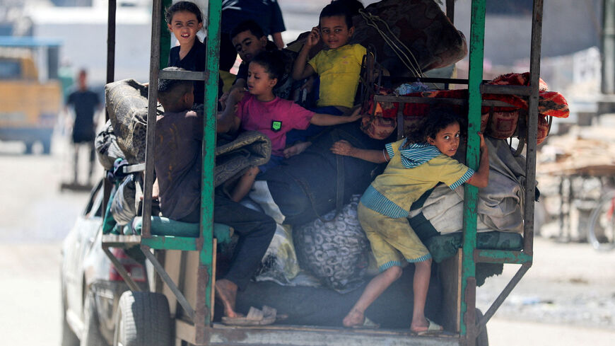 FILE PHOTO: Displaced Palestinians children make their way as they flee amid an Israeli military operation, in Gaza City, September 1, 2025. REUTERS/Mahmoud Issa/File Photo