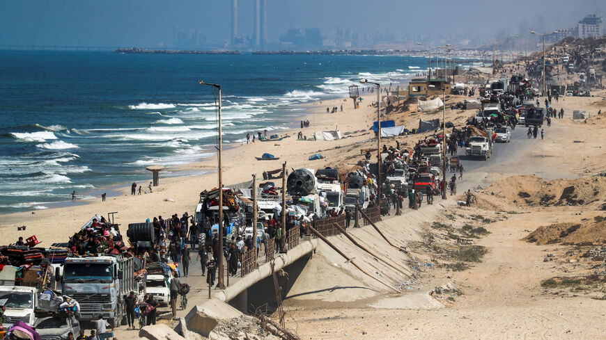 Displaced Palestinians, fleeing northern Gaza due to an Israeli military operation, move southward after Israeli forces ordered residents of Gaza City to evacuate to the south, in the central Gaza Strip, September 17, 2025. REUTERS/Mahmoud Issa