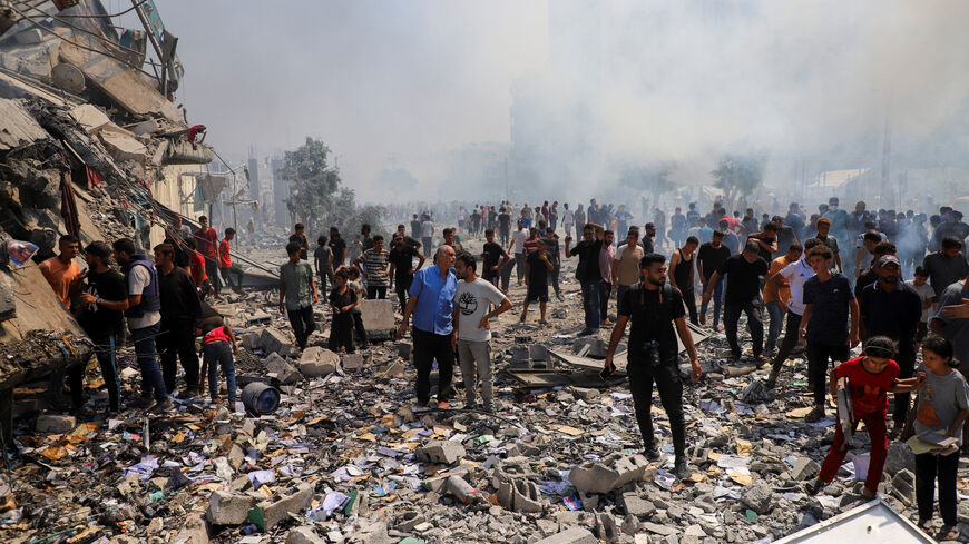 Palestinians gather at the site of Israeli strikes on residential buildings, amid an Israeli military operation, in Gaza City September 22, 2025. REUTERS/Ebrahim Hajjaj