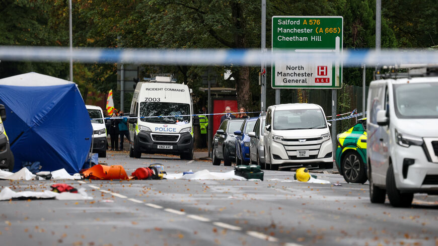 British Prime Minister Keir Starmer and his wife Victoria Starmer visit the site of the Manchester synagogue attack, where multiple people were killed on Yom Kippur in what police have declared a terrorist incident, in north Manchester, Britain, October 3, 2025. REUTERS/Hannah McKay